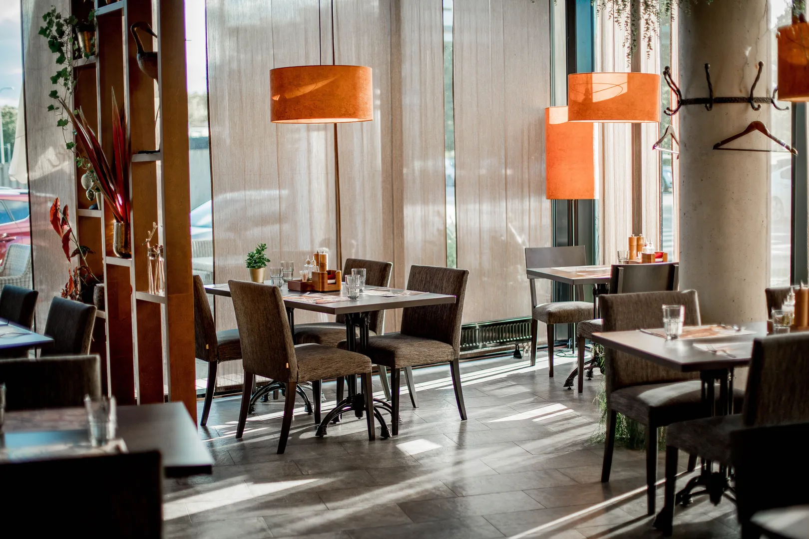 Restaurateur qui calcule son budget d'ouverture