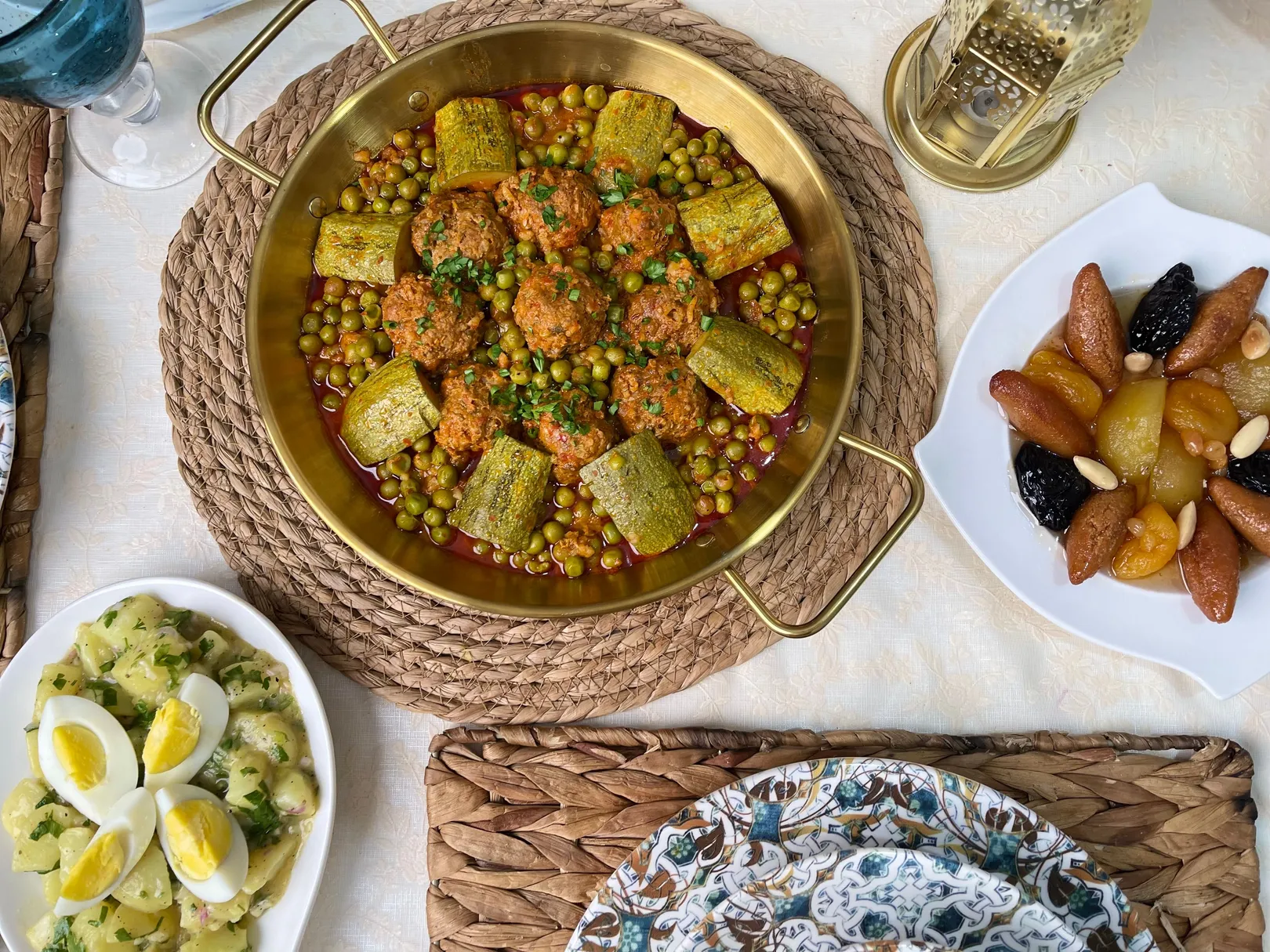 Table dressée dans un restaurant traditionnel algérois avec tajines et plats typiques.